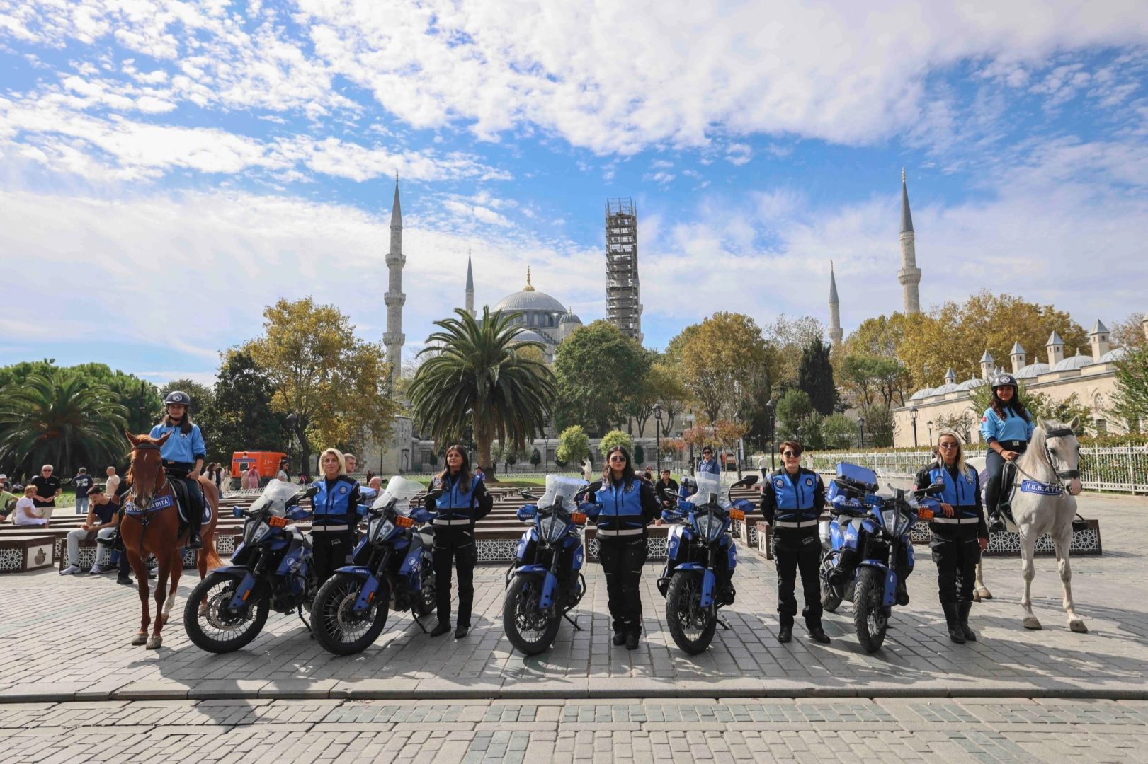 İstanbul’da Motosikletli ve atlı kadın zabıtalar görevde
