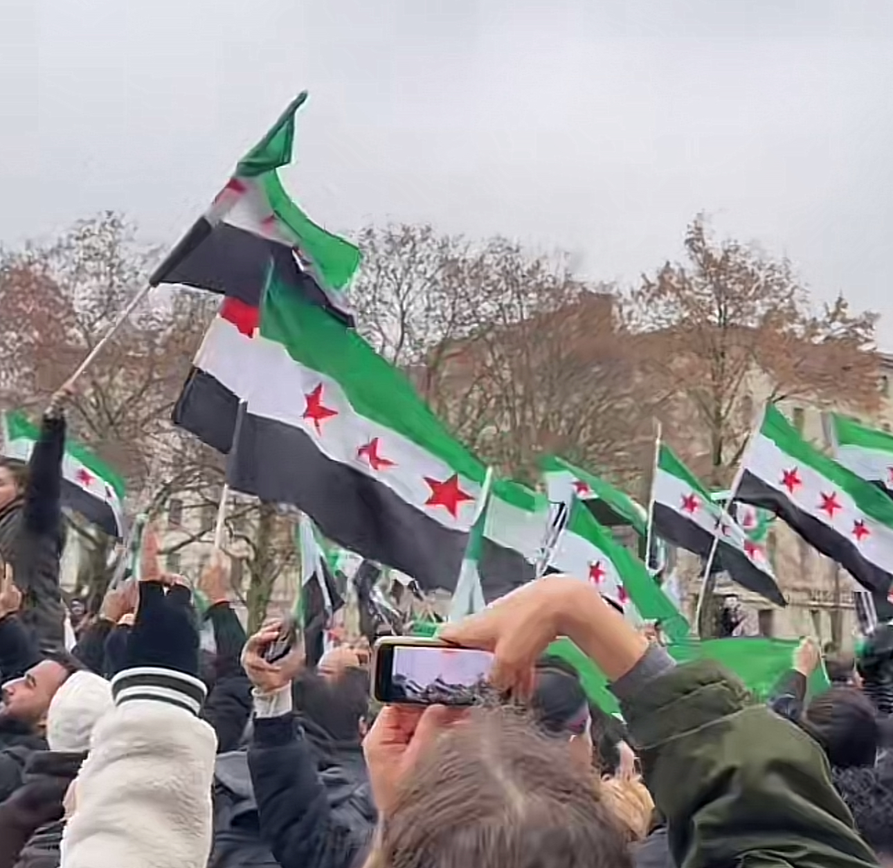 Suriyeliler Dünya Genelinde Esad Rejiminin Çöküşünü Coşkuyla Kutluyor
