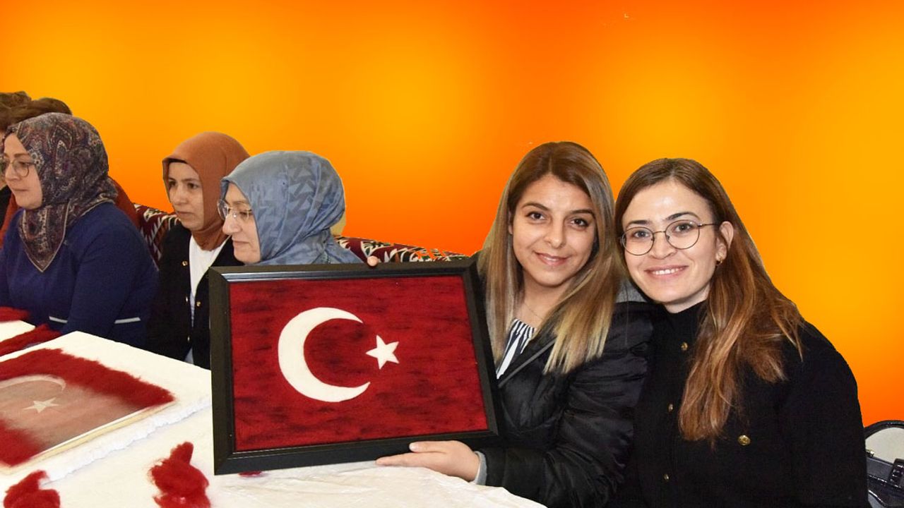 750 yıllık derslikte keçeden Türk bayrağı üretiyorlar