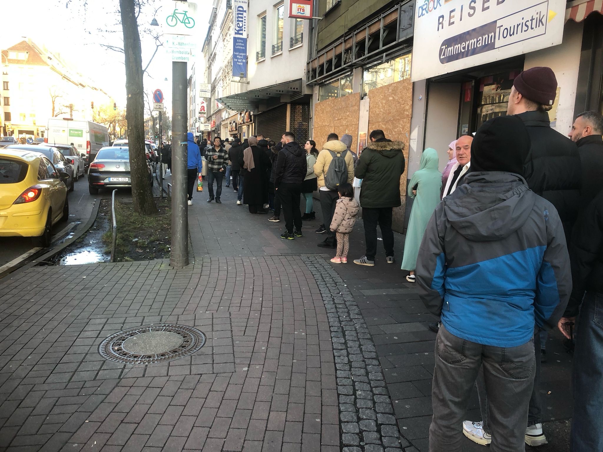 Köln’de Ramazan Klasiği: Pide Kuyrukları Başladı