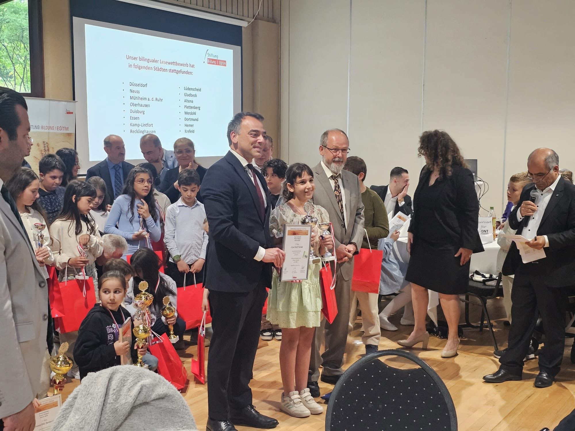 Kuzey Ren-Vestfalya’da İki Dilli Okuma Festivali Görkemli Bir Gala Gecesiyle Taçlandı