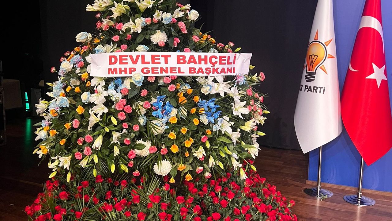 Bahçeli'den AK Parti'nin 24. kuruluş yıl dönümüne özel çiçek hediyesi