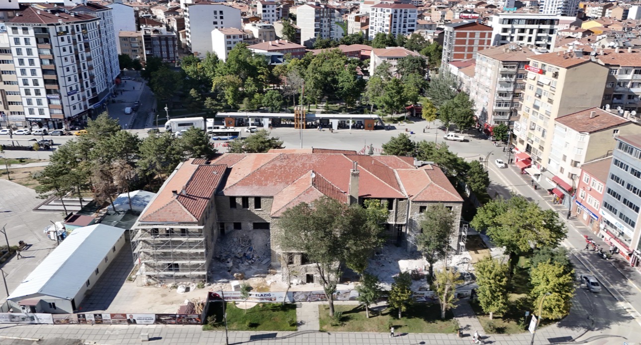 TARİHİ ÖĞRETMENEVİ’NDE RESTORASYON ÇALIŞMALARI SÜRÜYOR