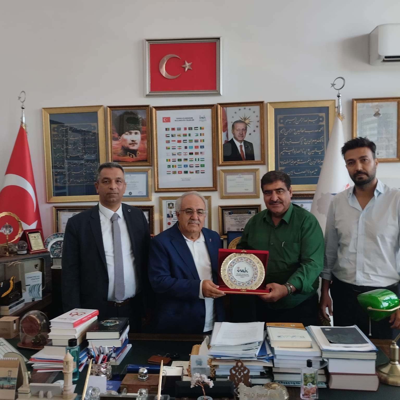 ÇALIŞMA VE BAŞARILARINDAN DOLAYI İDARECİ VE BÜROKRATLAR BİRLİĞİ BAŞKANI YÜCEL CAN'A PLAKET...