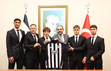 Beşiktaş’tan Geleceğe Yatırım: 4 Genç Futbolcuya Profesyonel Sözleşme