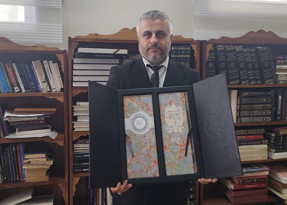 İsmail Karakaş’a Tarihî Emanet: Kudüs'ün Osmanlı Tapusu Hediye Edildi