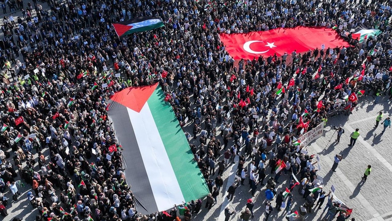 İstanbul'da Filistin'e destek yürüyüşü için vatandaşlar Galata Köprüsü'nde buluşuyor
