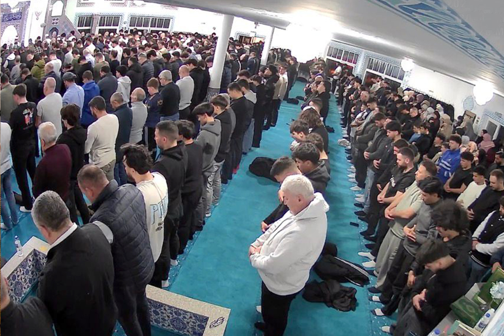 Kadir Gecesi’nde Peygamber Sevgisi Mimar Sinan Camii’ni doldurdu